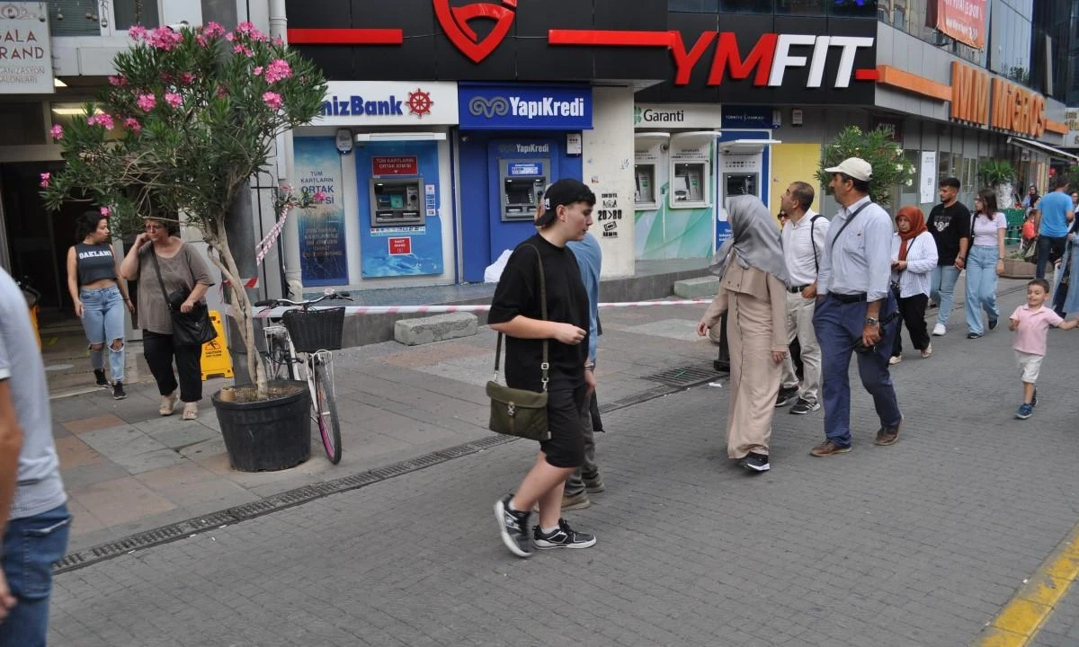 Şiddetli rüzgâr sonucunda patlayan camın küçük parçaları vatandaşların kafasına düştü 