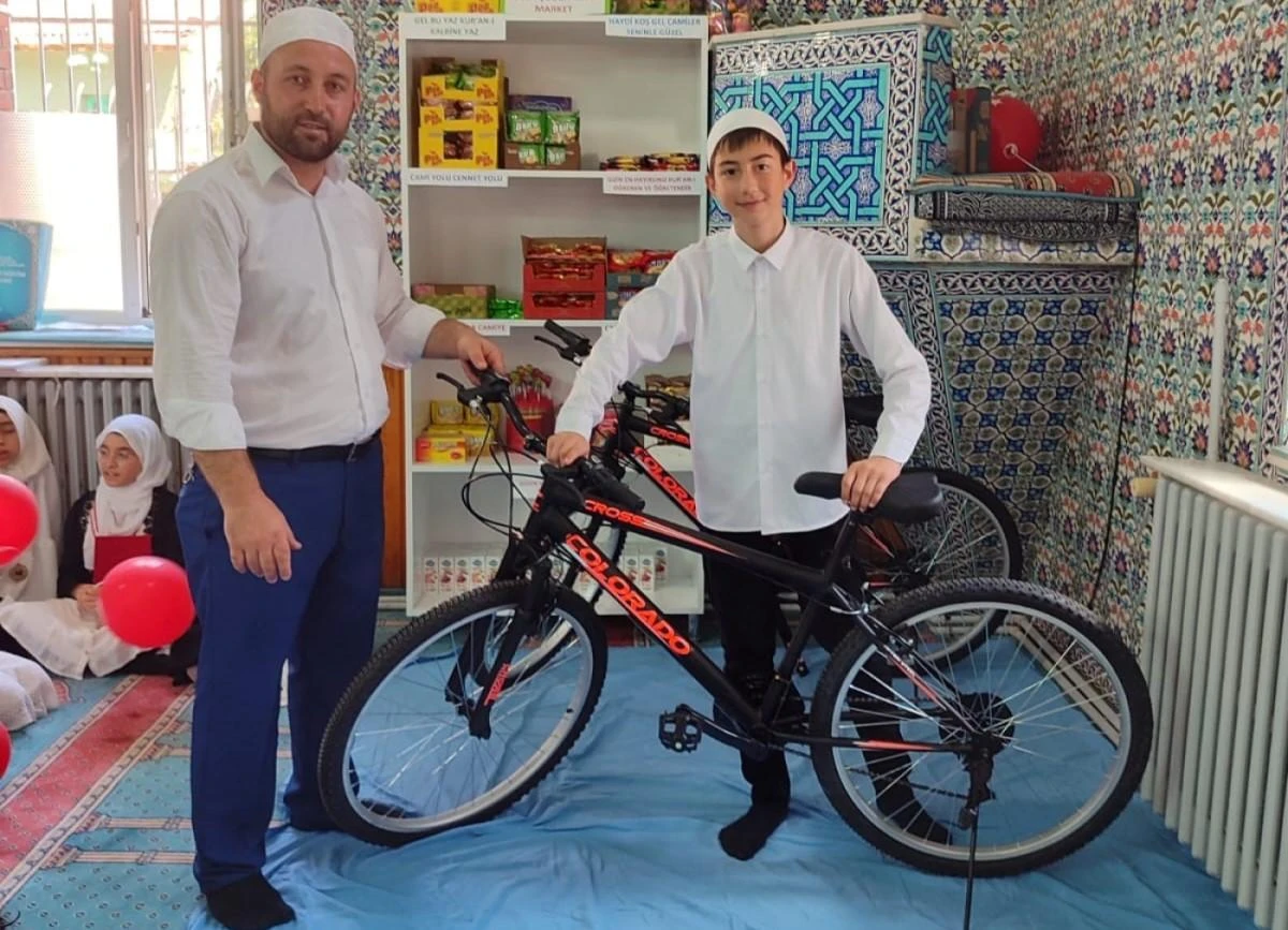 Kur’an kursunda başarılı olan çocuklar ödüllendirildi