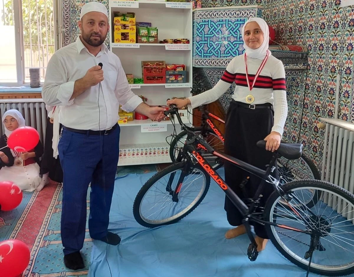 Kur’an kursunda başarılı olan çocuklar ödüllendirildi