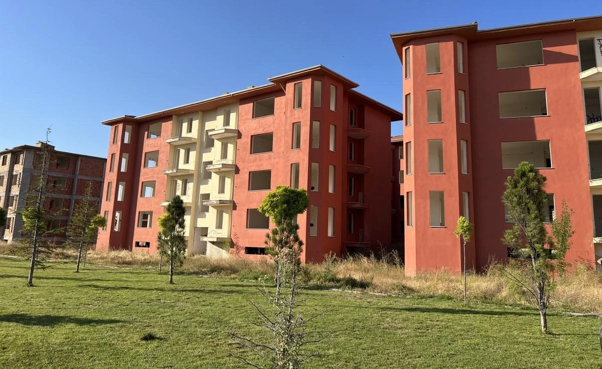 Bu binalar 20 yılı aşkın süredir atıl vaziyette bekliyor