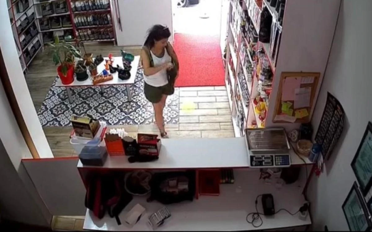 Tütüncüde gözüne kestirdiklerini tek tek çaldı