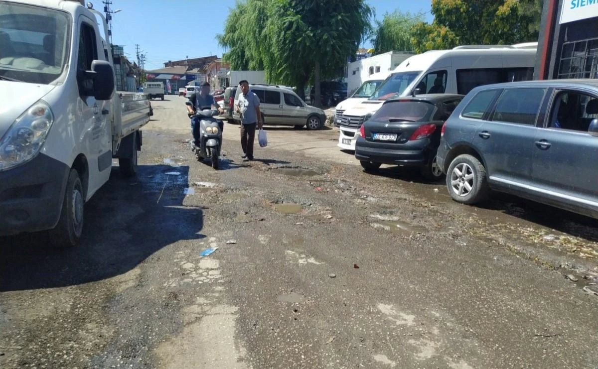 Küçük Oto Sanayi Sitesi esnafı bozuk yollarına kalıcı çözüm istiyor