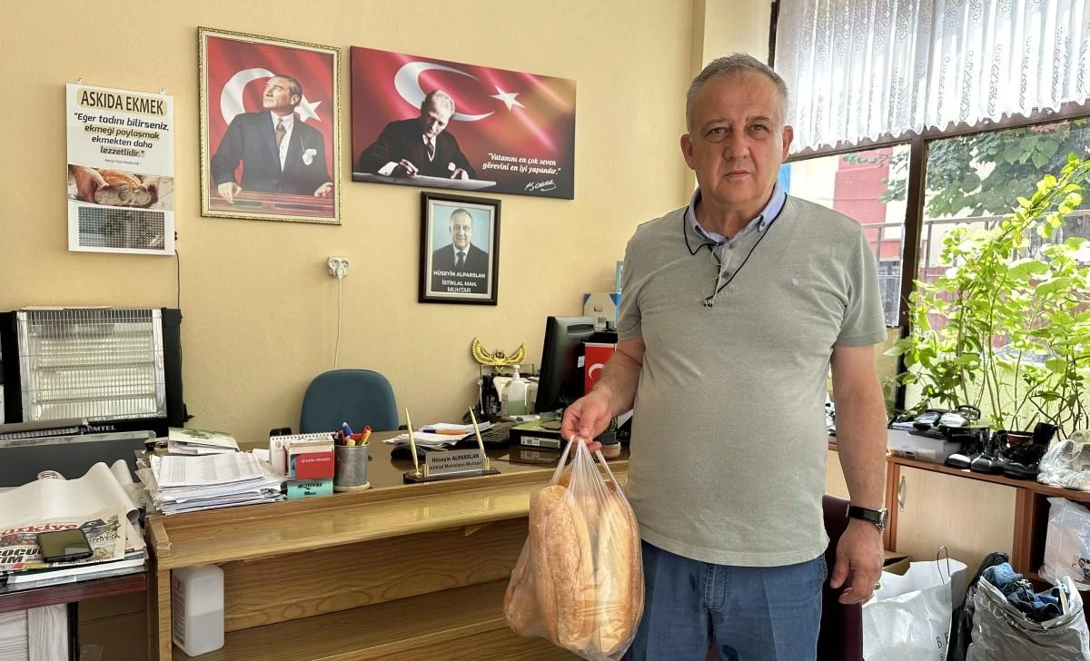 Hayırsever muhtar her hafta onlarca aileye ekmek dağıtıyor