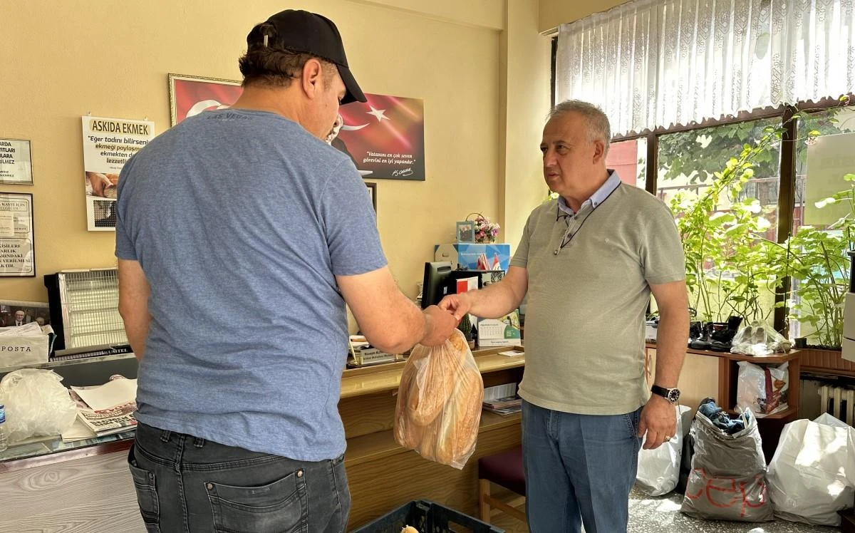 Hayırsever muhtar her hafta onlarca aileye ekmek dağıtıyor