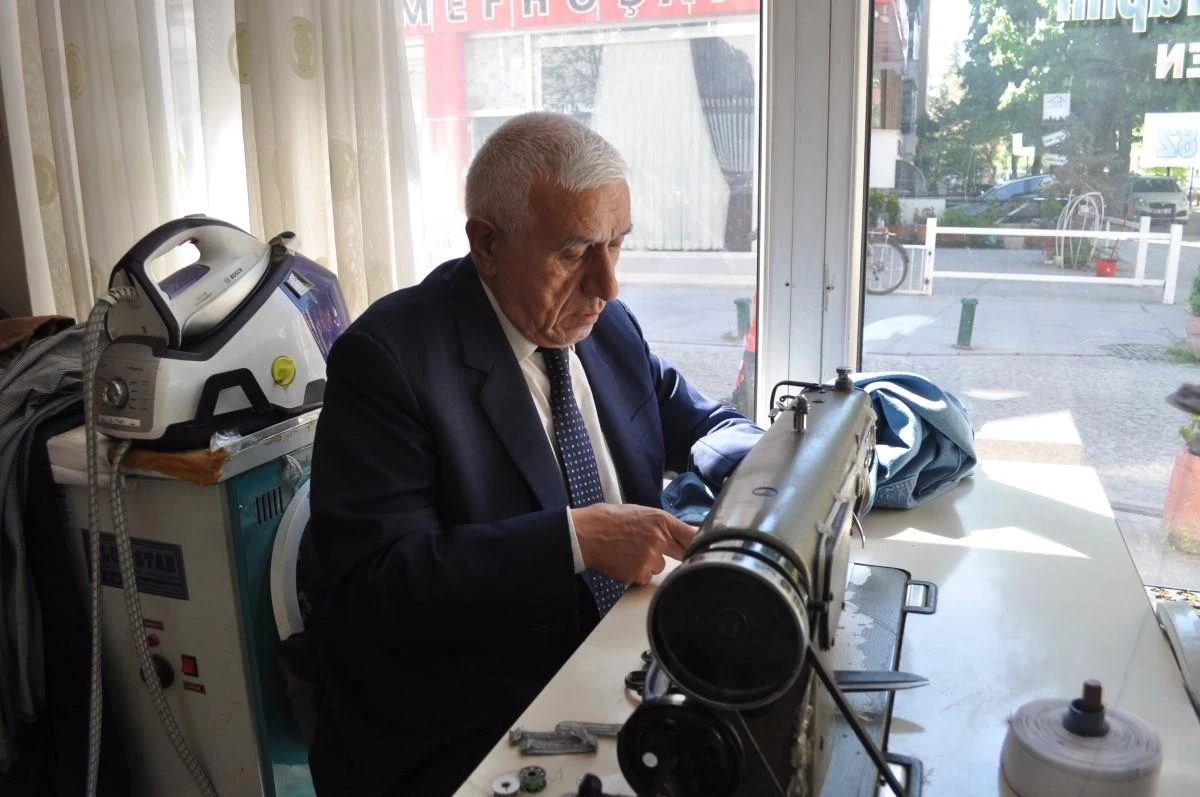 Sıcak havalar ünlü terzinin 50 senelik takım elbise geleneğini bozdu 