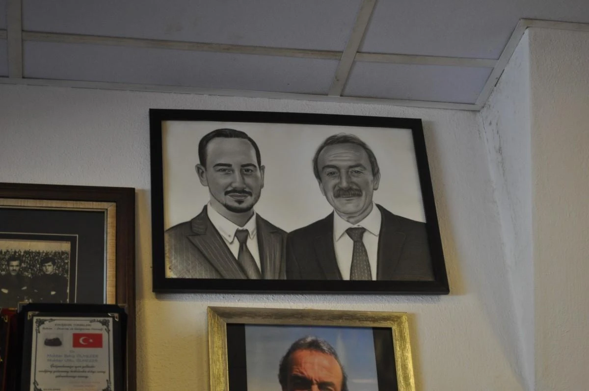 Genç muhtar baba mesleğini ve esnaflığı bir arada götürerek takdir topluyor