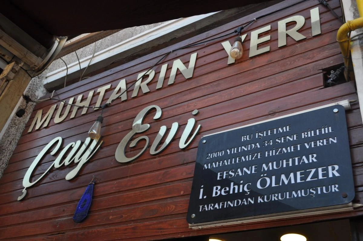 Genç muhtar baba mesleğini ve esnaflığı bir arada götürerek takdir topluyor