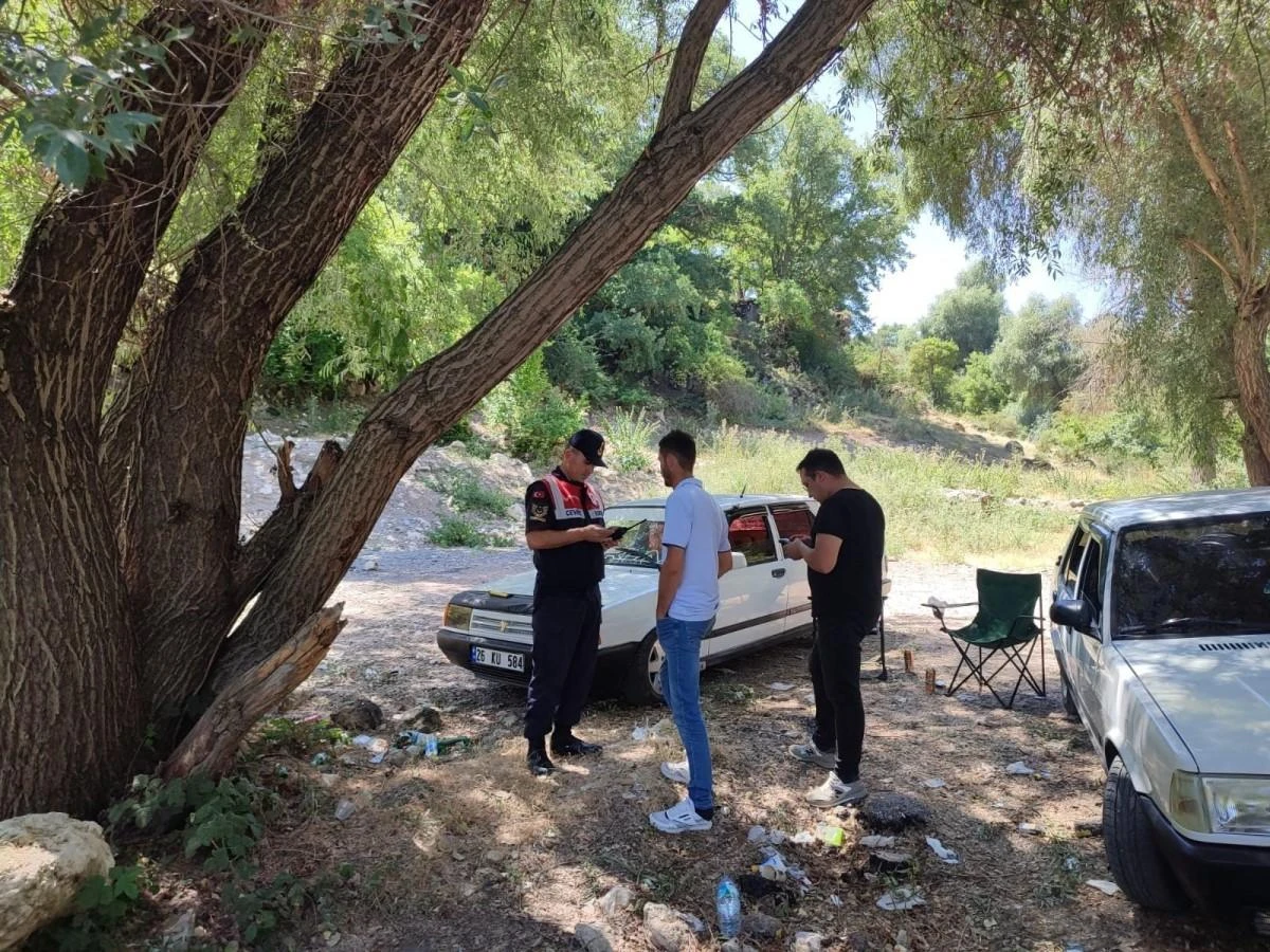 Eskişehir’de girilmesi yasak olan alanlara girenlerle ilgili 30 suç ihlali belirlenirken, jandarma ekiplerince şahıslara toplamda 40 bin TL idari para cezası uygulandı. Eskişehir İl Jandarma Komutanlığı’na bağlı Asayiş Şube Müdürlüğü Çevre Doğa ve Hayvanları Koruma Timince ormanlık alanlara girişlerin 15 Temmuz - 31 Ekim 2023 tarihleri arasında yasaklanmasına rağmen bahse konu yerlere piknik, av ve benzer maksatlarla girişler yapıldığı tespit edildi. Jandarma ekiplerinin sorumluluk alanlarında bulunan ormanlık bölgeler, piknik ve mesire alanlarında 24 saat esasına göre yayamotorlu devriyeler ve insansız hava araçları ile kontrol edildi. Yapılan kontrollerde; 15 Temmuz 2023 tarihinden buyana ormanlık alanlarda 30 suç ihlal tespit edilerek yaklaşık 40 bin TL idari para cezası uygulandı.