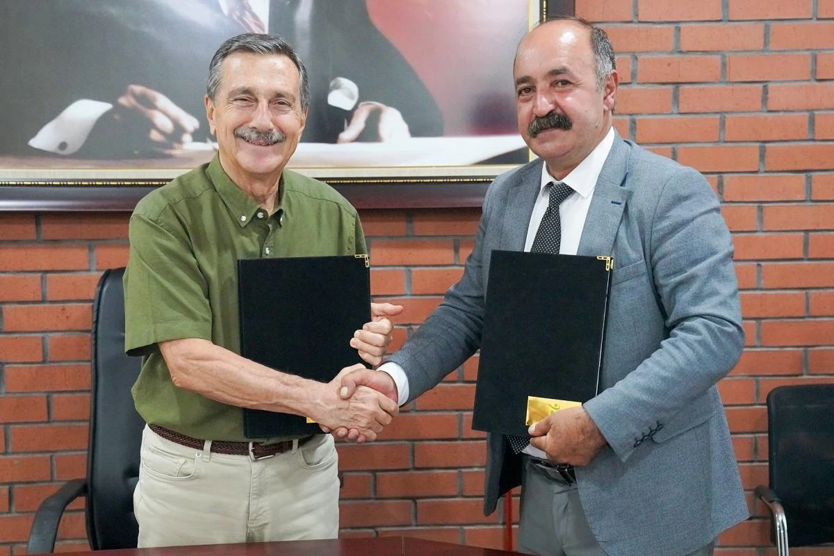 Tepebaşı Belediyesi ile Belediye-İş Sendikası arasında düzenlenen toplu iş sözleşmesi imza altına alındı. Belediye emekçileri, sözleşme ile önemli kazanımlar elde ederken, Tepebaşı Belediye Başkanı Dt. Ahmet Ataç, “Daima emeğin ve emekçinin yanında olduk. Bugüne kadar olduğu gibi bundan sonra da hep birlikte şehrimize hizmet edeceğiz” dedi. Tepebaşı Belediyesi ile Türkiye İşçi Sendikaları Konfederasyonu’na (Türk-İş) bağlı Türkiye Belediyeler ve Genel Hizmetler İşçileri Sendikası (Belediye-İş) Eskişehir Şubesi arasında düzenlenen toplu iş sözleşmesi imza altına alındı. Tepebaşı Belediye Encümen Salonu’nda düzenlenen imza törenine Tepebaşı Belediye Başkanı Dt. Ahmet Ataç’ın yanı sıra Belediye-İş Sendikası Eskişehir Şube Başkanı Kemal Azak, belediye bürokratları, sendika yöneticileri ve işçi temsilcileri katıldı. “Daima emeğin ve emekçinin yanında olduk” Törende bir konuşma yapan Tepebaşı Belediye Başkanı Dt. Ahmet Ataç, sözleşmenin hayırlı olmasını temenni ederken, “Tepebaşı Belediyesi, Türkiye’de yükselen belediyelerden bir tanesidir. Bu emeği birlikte ortaya koyuyoruz ve emekçimizin mağdur olmasını isteyecek son kişi benim. Hep birlikte bu noktalara geldik, 20 yıllık emeğimiz var. Bugüne kadar olduğu gibi bundan sonra da birbirimize destek vererek, yan yana durarak yolumuza devam edeceğiz. Daima emeğin ve emekçinin yanında olduk. Bugüne kadar olduğu gibi bundan sonra da hep birlikte şehrimize hizmet edeceğiz. Toplu iş sözleşmesinin de hayırlı ve uğurlu olmasını diliyorum” şeklinde konuştu. Belediye-İş Sendikası Eskişehir Şube Başkanı Kemal Azak ise “Bu toplu sözleşmesinin imzalanma sürecinde; Ahmet Başkanımız başta olmak üzere başkan yardımcımız ve diğer belediye bürokratlarımız, emekçilerin emeğine sahip çıkılması noktasında büyük bir hassasiyet gösterdi. Emeği geçenlere, şahsım, işçi arkadaşlarım ve sendikam adına teşekkürlerimi iletiyorum. Sözleşme hepimize hayırlı olsun” diye konuştu. Konuşmaların ardından toplu iş sözleşmesine, Başkan Ataç ve Sendika Şube Başkanı Azak tarafından imzalar atıldı. Toplu İş Sözleşmesi Toplu iş sözleşmesi, 15.07.2023 - 15.07.2025 tarihlerini kapsıyor. Sözleşme, daimi işçilerin iş güvencesi ve ücretlerinde artış sağlıyor. Sözleşme ile çalışanların sosyal haklarında 2 yıl için toplam yüzde 100 artış sağlanırken, yine işçilerin almakta oldukları yevmiyelerinde ortalama yüzde 75 artış yapıldı. Ayrıca 15 Ocak 2024’ten geçerli olmak üzere 6’şar aylık dilimlerde oluşacak enflasyona ek olarak 2024’ün ilk 6 ayı için yüzde 2, 2024’ün ikinci 6 ayı için yüzde 3 ve 2025’in de ilk 6 ayı için yüzde 2 oranında artış sağlanacak.