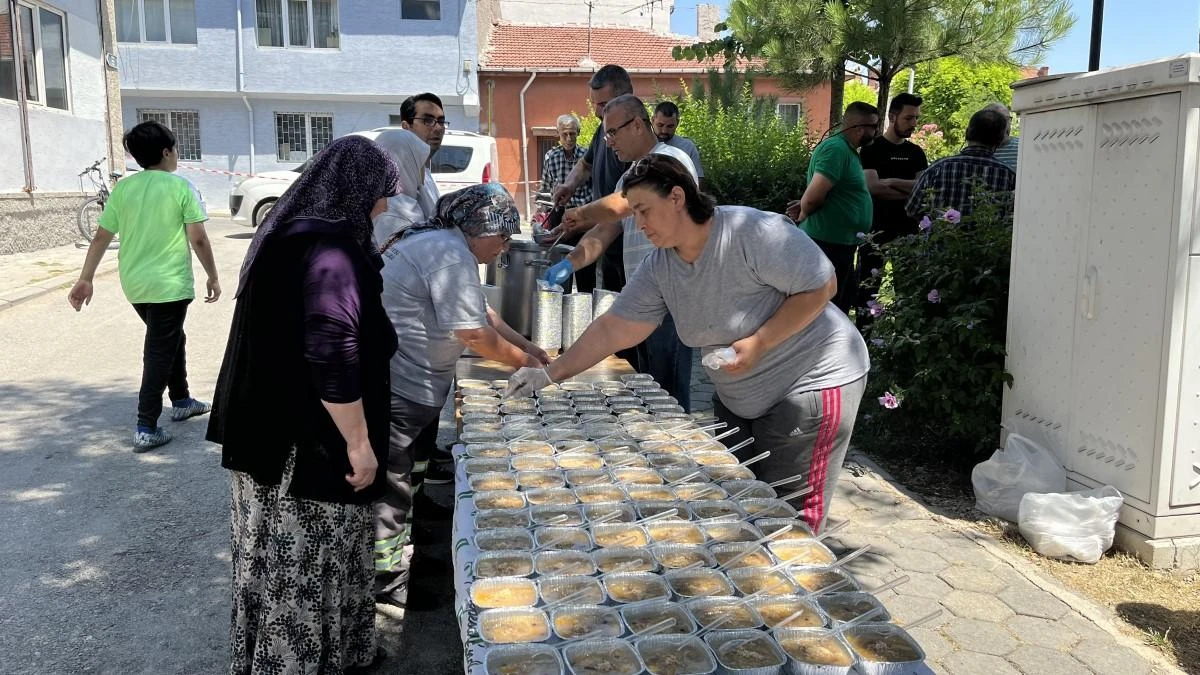 Yeşiltepe mahallesinde yüzlerce kişiye aşure dağıtıldı
