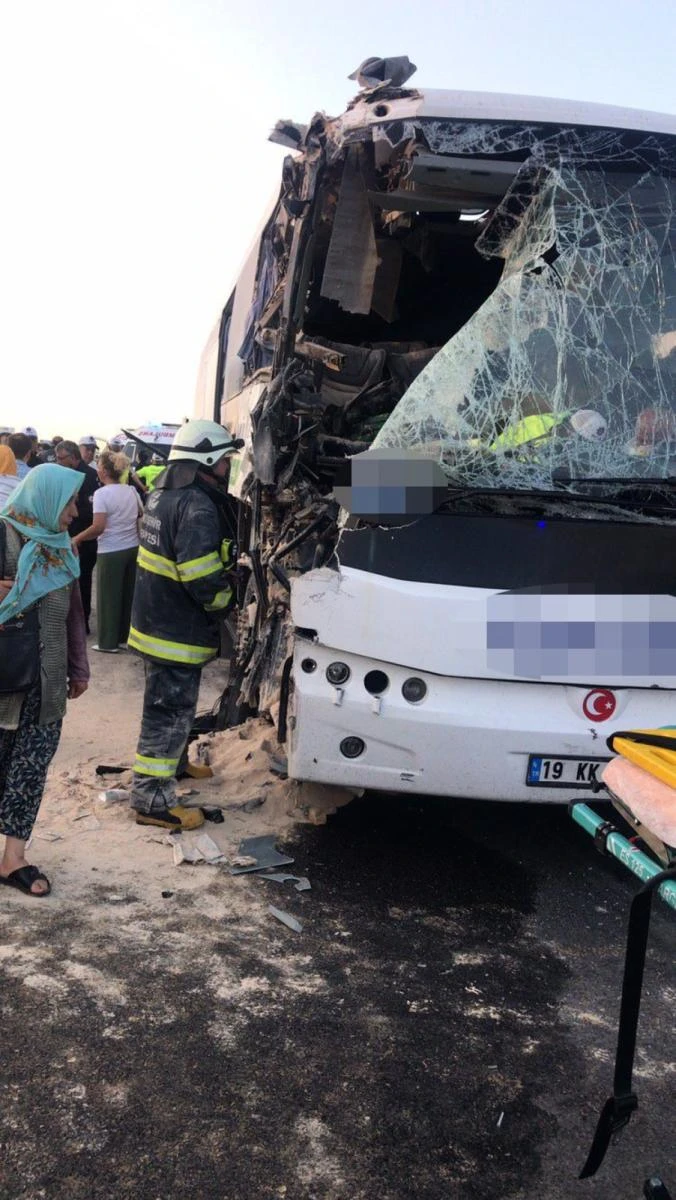 Yolcu otobüsü tıra çarptı, 22 kişi yaralandı