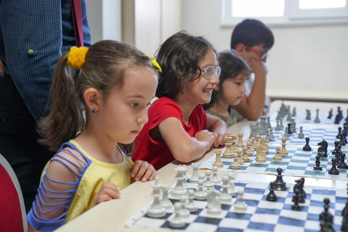 Çocuklar yaz tatillerini belde evlerinde geçiriyorlar