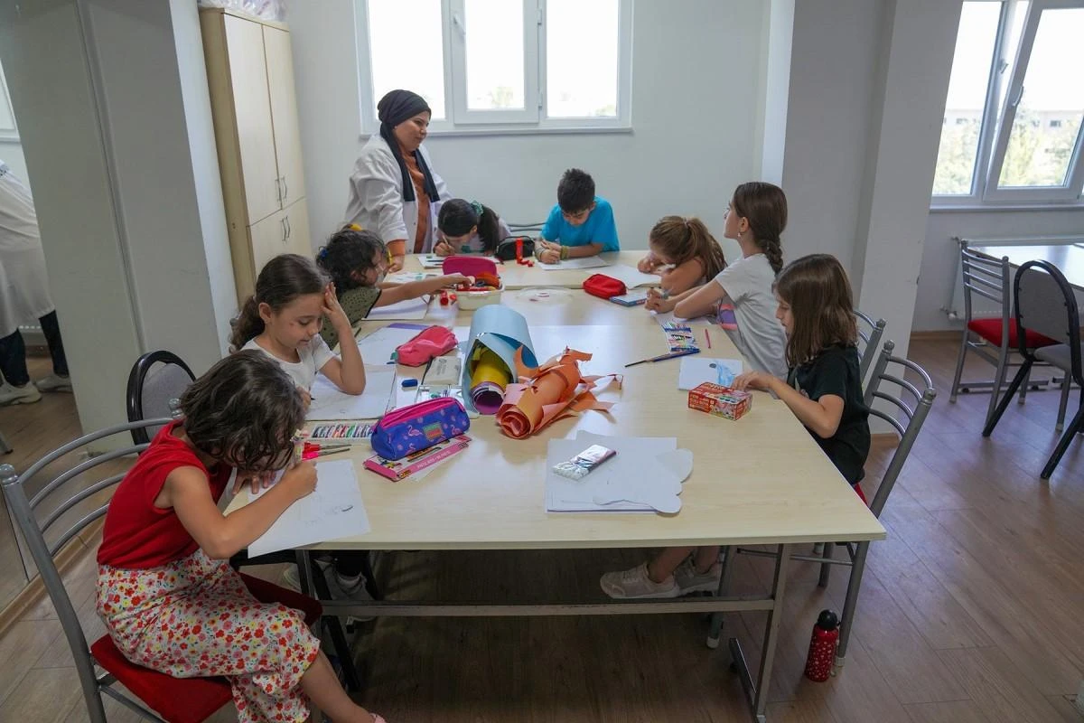 Çocuklar yaz tatillerini belde evlerinde geçiriyorlar
