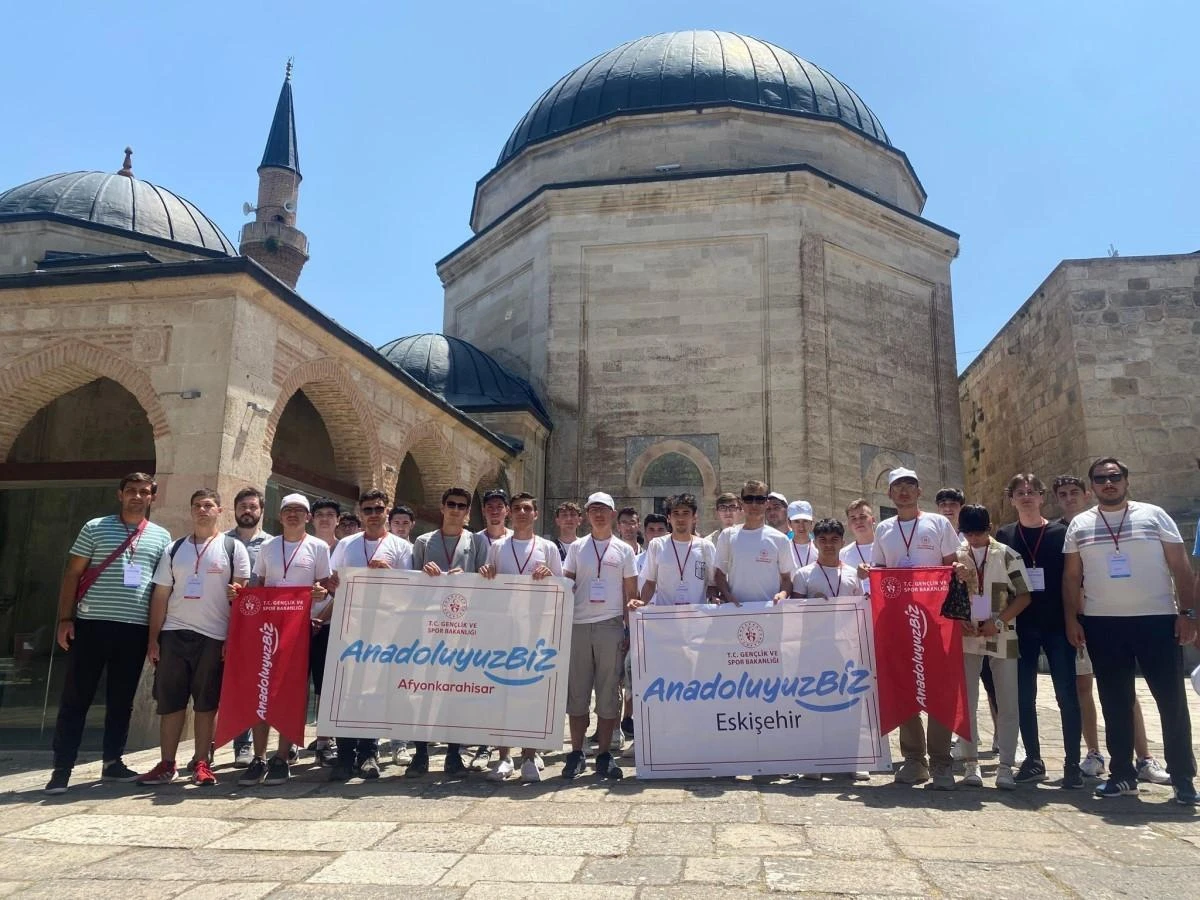 Afyonkarahisarlı 40 genç Eskişehir’i gezdi