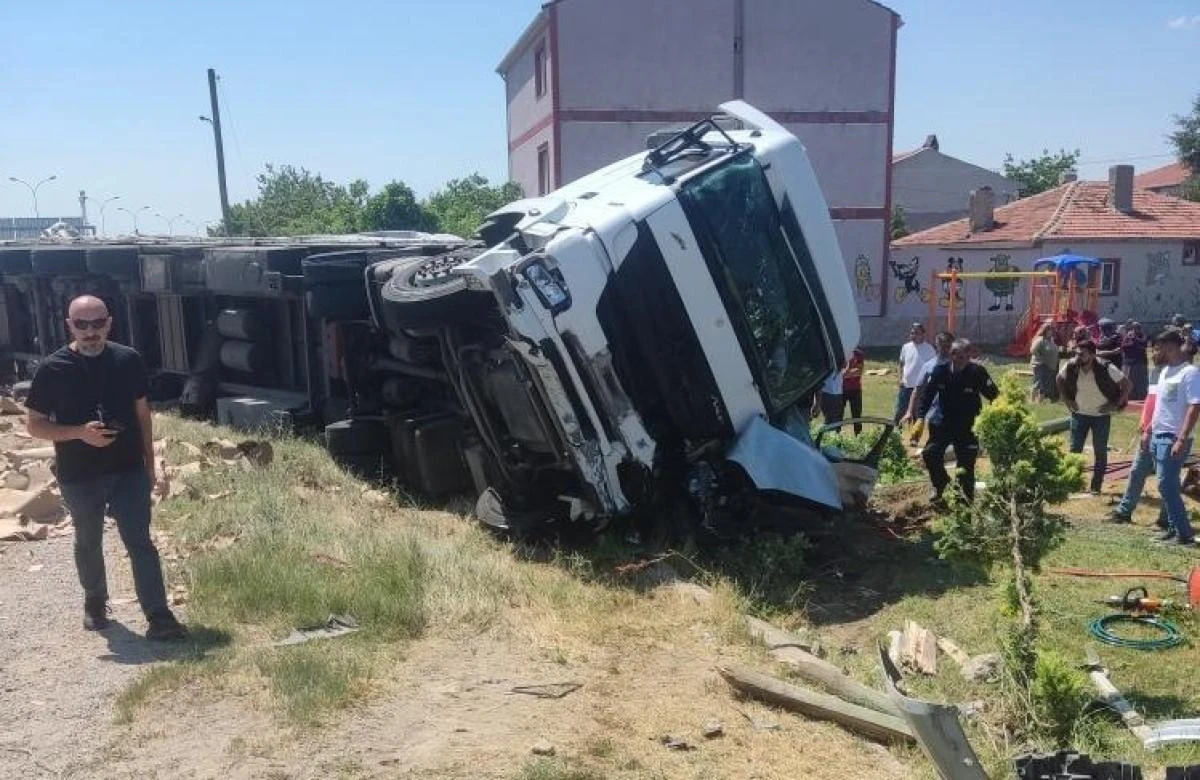 Kırmızı ışıkta geçen tır otomobili böyle biçti