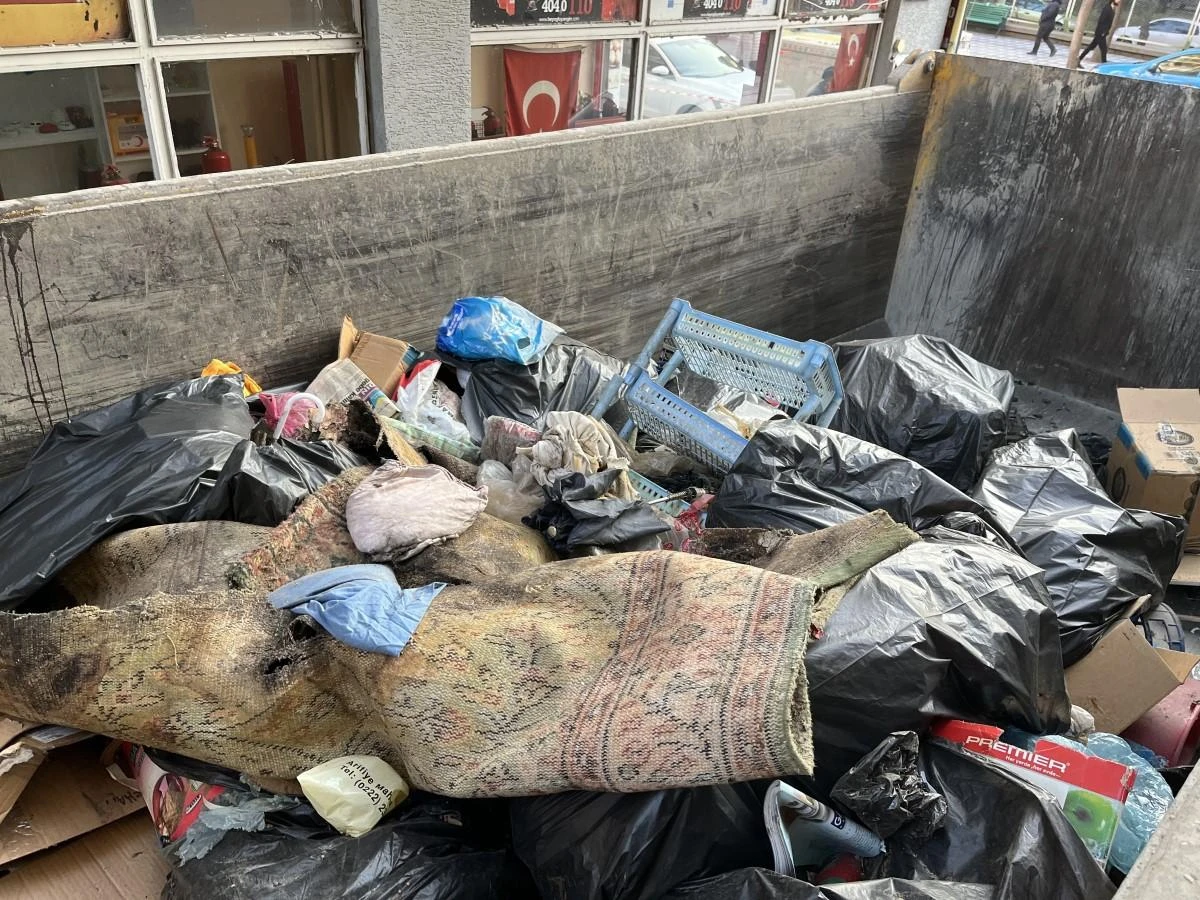 40 ton atık çıkarılan evde yeniden çöp birikiyor