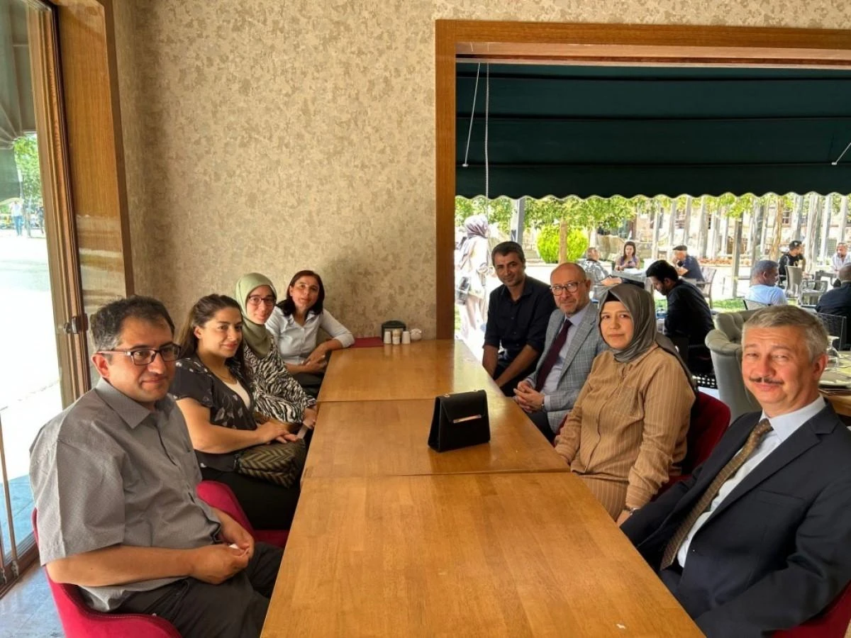 Rektör Erdal, deprem bölgesindeki AÖF büro personeliyle bir araya geldi