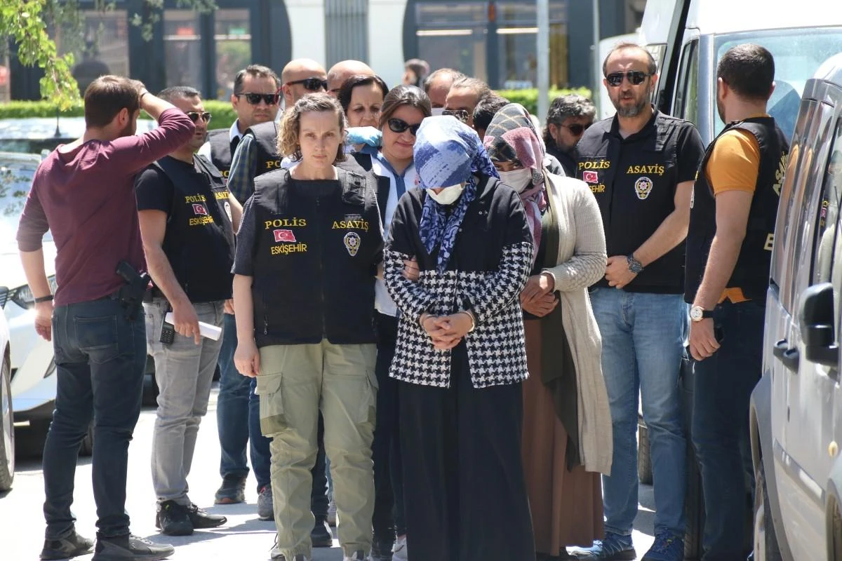 Kocasını öldürdüğü için yargılandığı davaya kucağında bebeği ile katıldı