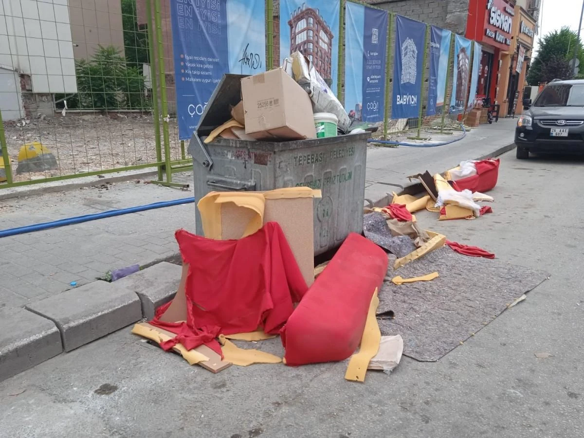 Gelişigüzel atılan kanepe parçaları ‘Böyle çöp mü atılır’ dedirtti