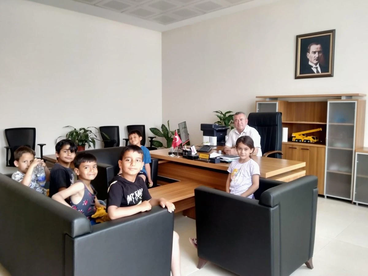 Depremzede minikler kaldıkları yurdun müdürü ile bayramlaştı