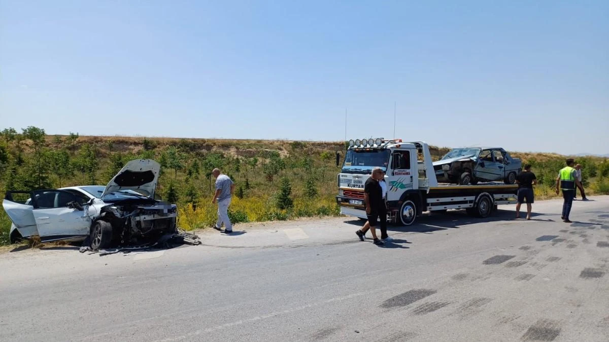 Çifteler’de iki otomobil çarpıştı 5 yaralı