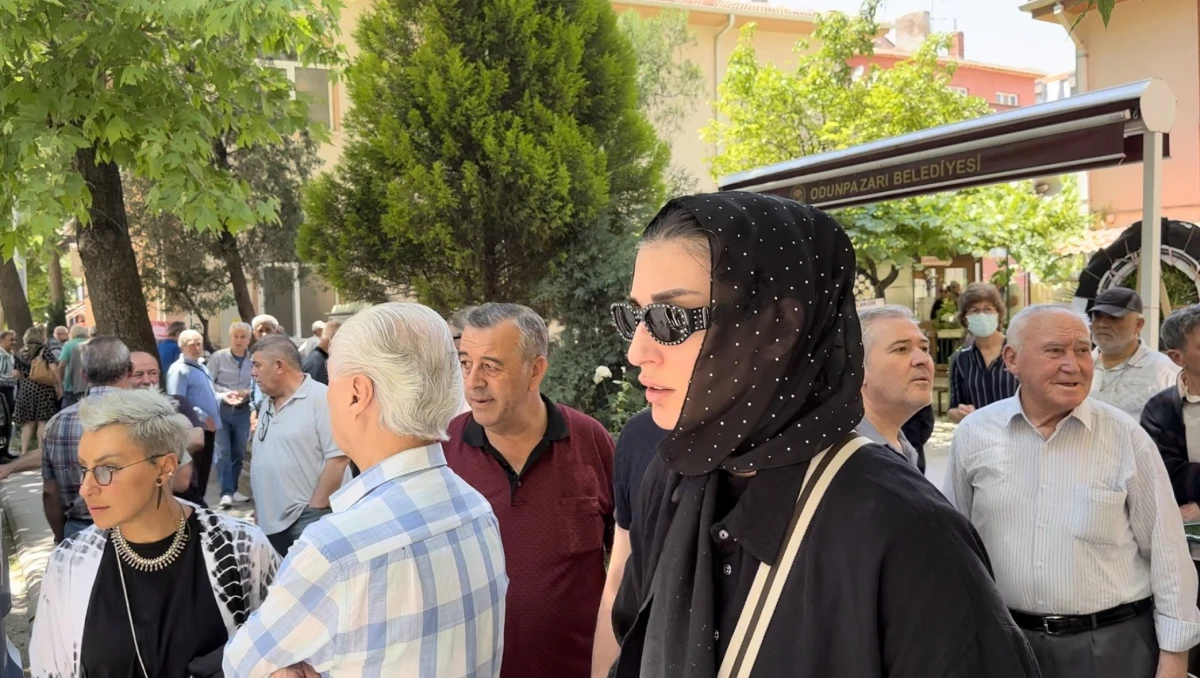 Eski milli voleybolcu Neslihan Demir’in babası son yolculuğuna uğurlandı