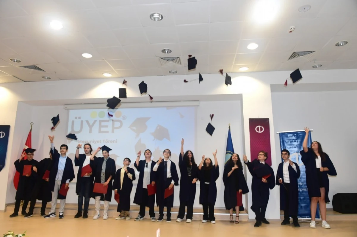 ÜYEP’li öğrencilerin mezuniyet sevinci