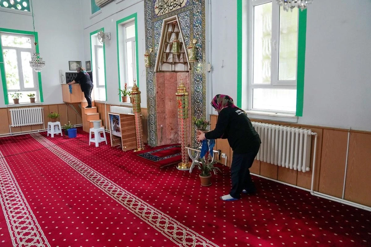 Camilerde Kurban Bayramı temizliği