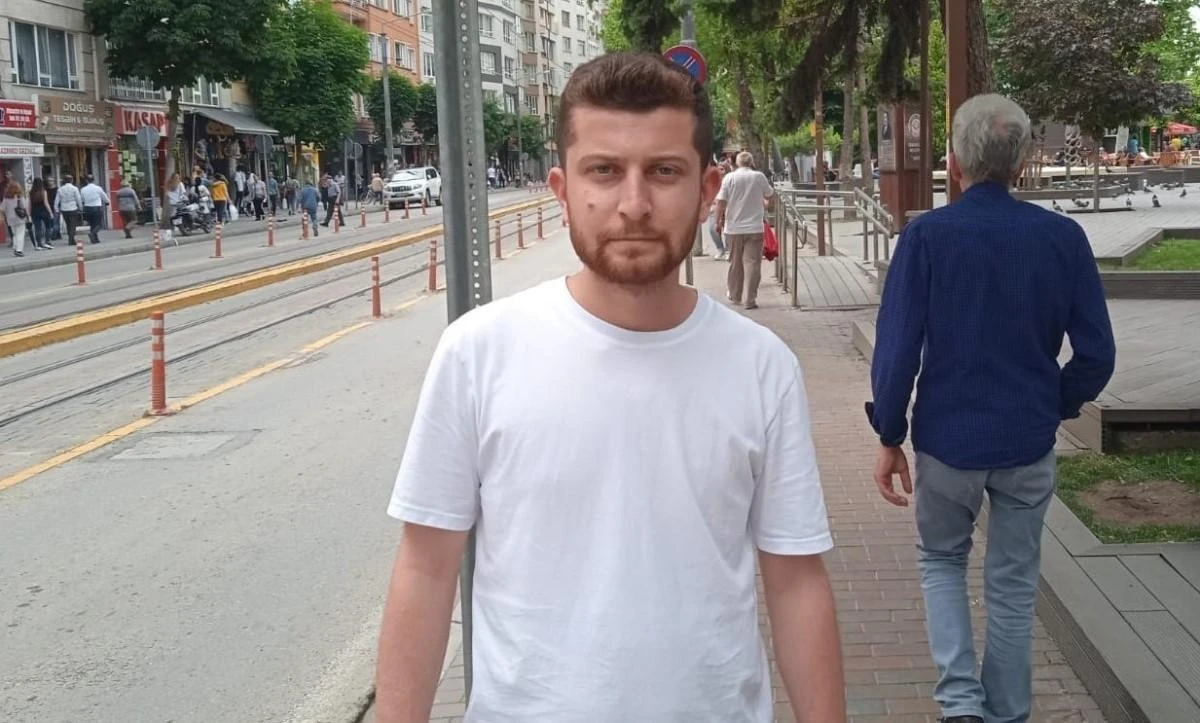 Kaldırımda art arda sıralanan işaret levhaları yürümeyi zorlaştırıyor 