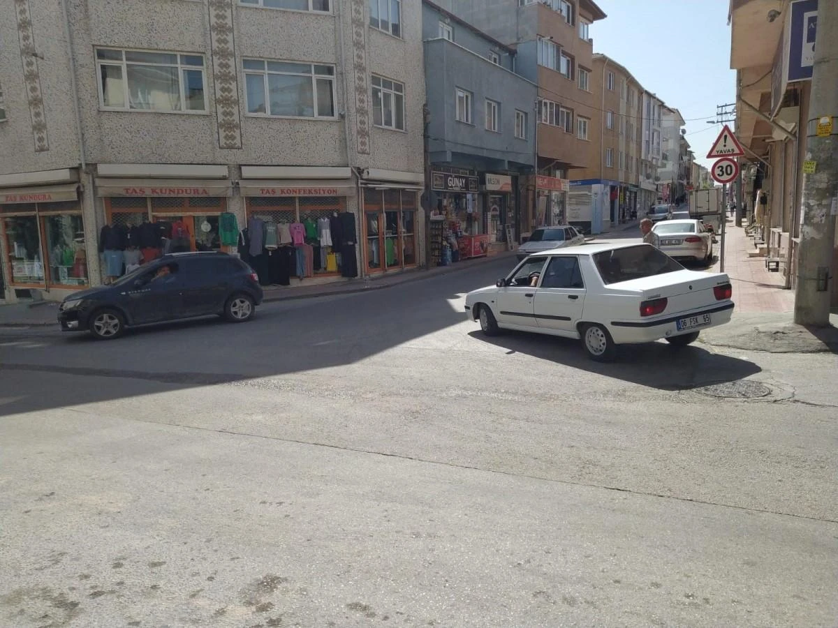 Kasis ve trafik lambası olmayan caddede kaza tehlikesi 
