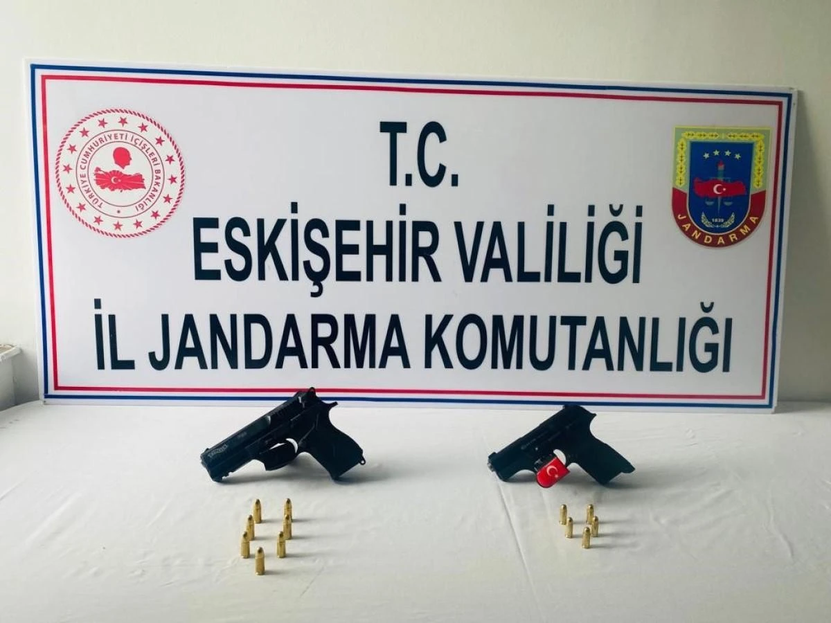 Silahlarını satamadan yakalandı 