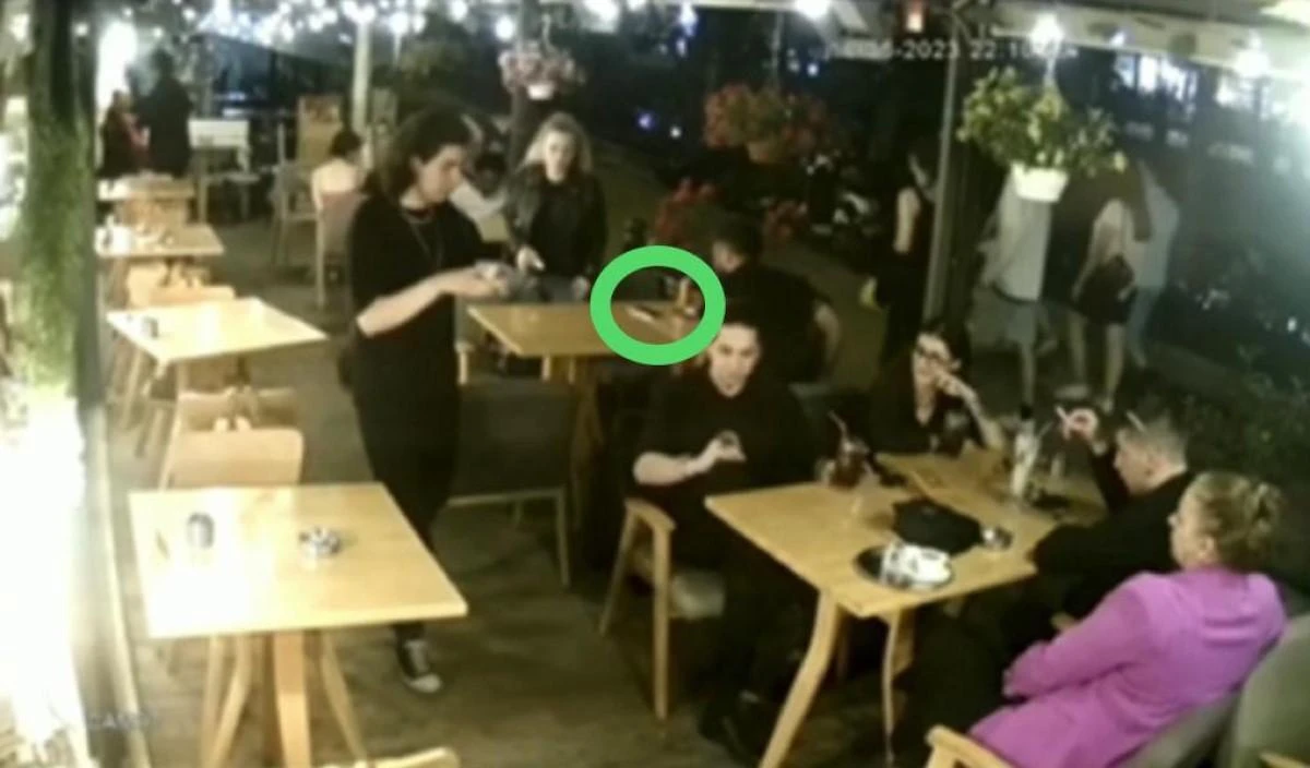 Eskişehir’de bir kafeden ayrılan müşterilerin masada unuttuğu cep telefonunu çalan çift, güvenlik kameralarına yakalandı. Hoşnudiye Mahallesi Sahilyolu Sokak üzerinde bulunan bir kafede meydana gelen olayda, masa üzerinde unutulan cep telefonu çalındı. Güvenlik kameralarına anbean yansıyan olayda, farklı bir masada oturan çift, unutulan cep telefonunu görerek yer değiştirdi. Kadın şüphelinin cep telefonunu alarak çantasına atmasının ardından zaman kaybetmeden yeni oturdukları masadan kalkan şüpheliler, hızla kafeden uzaklaştı. Cep telefonunun sahibinin kafeye gelmesinin ardından güvenlik kameralarını inceleyen yetkililer, durumu fark edince olayı polis ekiplerine bildirdi. Olayla ilgili inceleme başlatıldığı öğrenildi.