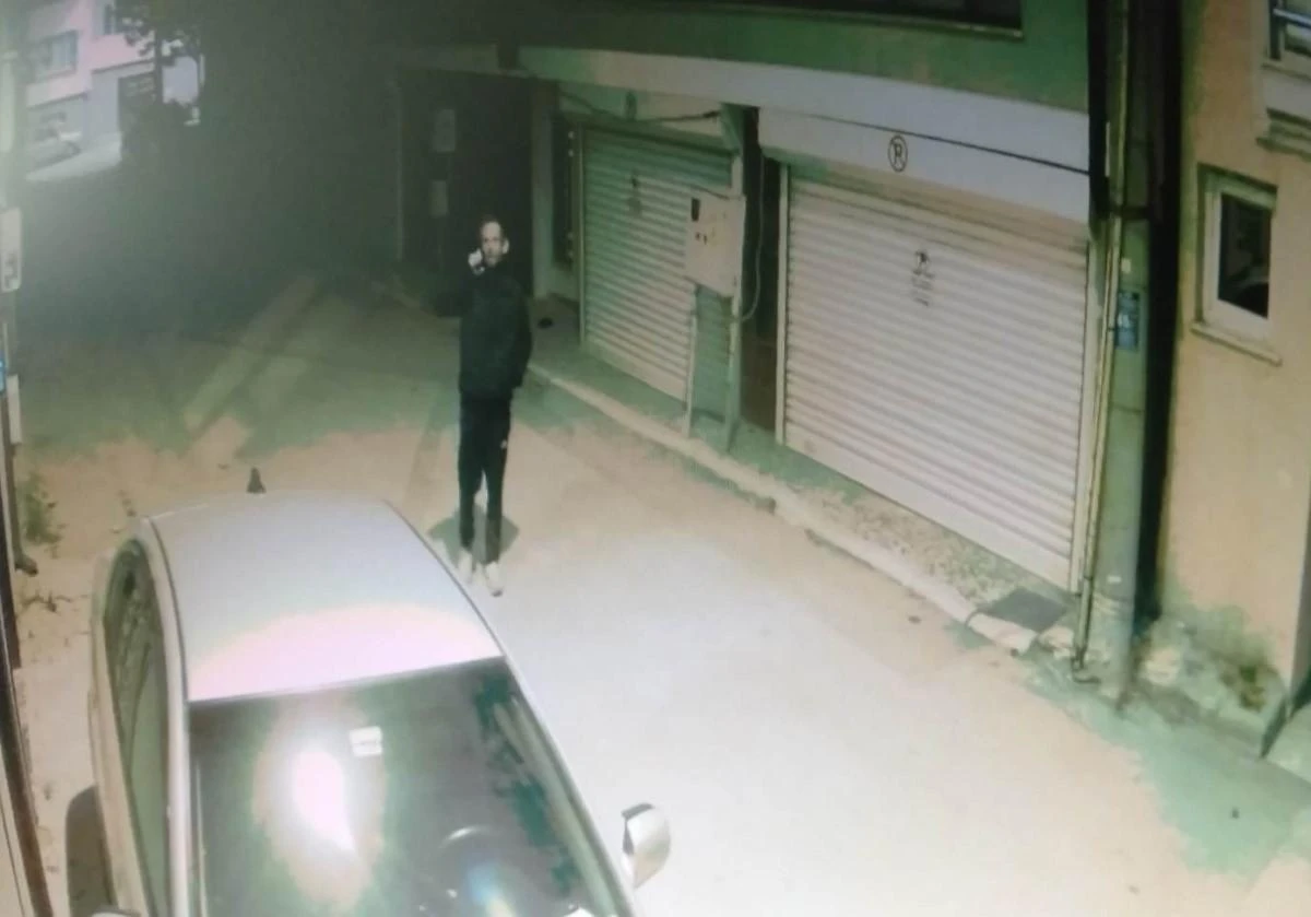 Kameraya aldırış etmeyen hırsız, apartmandan 45 saniyede bisiklet çaldı
