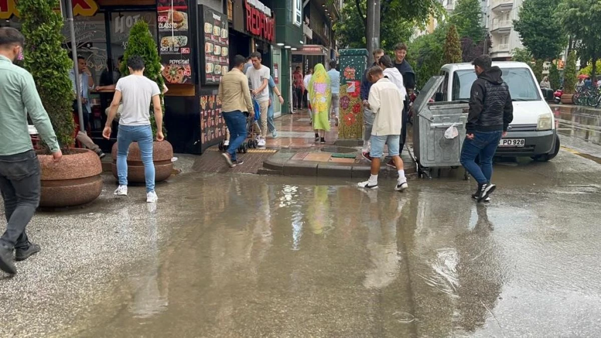 Yağmurdan nasıl kaçacaklarını bilemediler
