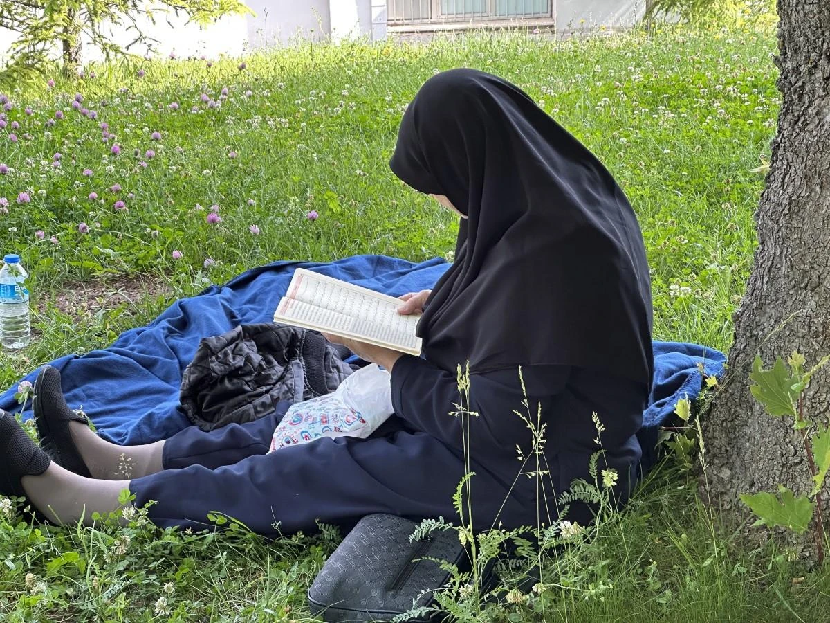 Sınava giren torununu Kur’an-ı Kerim okuyarak bekledi