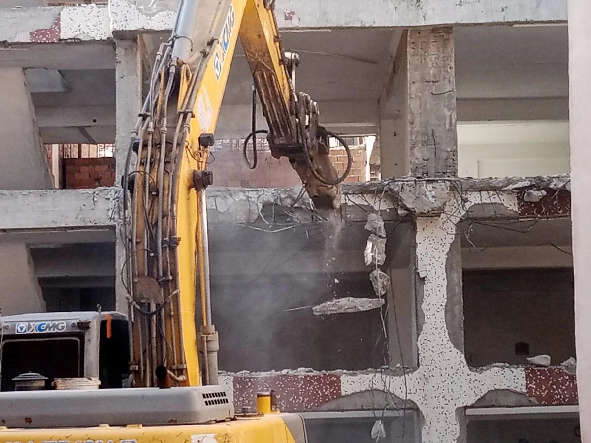 Eskişehir şehir merkezinde uzun yıllardır kaba inşaatı ayakta olan ve kötü görüntüsünün yanı sıra içerisi pislikle dola olan metruk binanın yıkım çalışmaları başladı. Odunpazarı İlçesi İstiklal Mahallesi Demirciler Sokak üzerinde bulunan ve sadece kaba kolanları ayakta olan çok katlı metruk binanın yaklaşık 2 hafta önce etrafındaki koruma demirlerinin kaldırılması sonrasında kötü görüntü ve koku çevre esnafının tepkisini çekmişti. Vatandaşlar ise yağışlı havalarda duvardan düşen mozaik taşlar sebebiyle tedirgin olduğunu söylemişti. Vatandaşların rahatsızlığını dile getirdiği İhlas Haber Ajansı haberinin hemen ardından dün akşam saatlerinde bölgeye getirilen iş makineleri bugün sabah saatlerinde itibaren yıkım çalışmalarına başladı. Uzun yıllardır metruk halde bulunan ve bakımsızlığıyla dikkatleri çeken binanın nihayet yıkılıyor olması bölge halkı tarafından olumlu karşılandı.