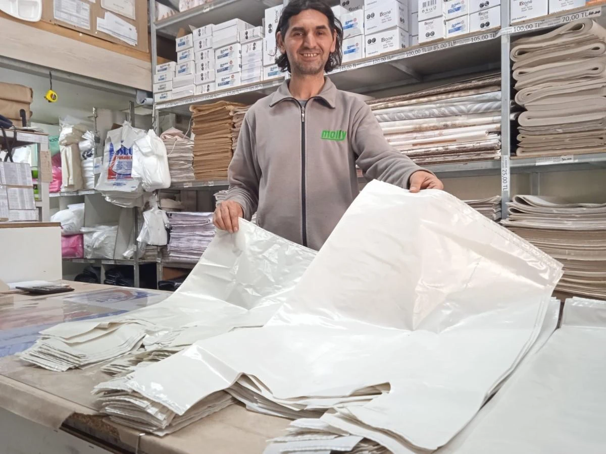 Kurban Bayramı’nda vatandaşların en çok kullandıkları ürünler arasında olan poşetlerin satışında hareketlilik başladı. Kurban Bayramı yaklaştıkça kurban kesme ibadetini yerine getirecek vatandaşların telaşı da başladı. Ambalaj sektöründeki firmalar bayram hazırlıkları çerçevesinde gerekli poşet, branda ve muşamba hazırlıklarını tamamladı. Vatandaşlar ise büyükbaş veya küçükbaş hayvan kesimleri sırasında kurban kesim alanına serilmek üzere brandalar ile daha sonrasında parçalanan etleri taşımaya yönelik çeşitli boylardaki poşetlere ilgi gösteriyor. Küçük, orta ve büyük boy poşetlerin tanesi 3, 4 ve 5 liradan satılırken, vatandaşlar ihtiyaçları olan poşetleri satın alarak kurban bayramı hazırlıklarına devam ediyor. Eskişehir’de 15 yıldır ambalaj sektöründeki firmada çalışan Fatih Ayan, Kurban Bayramı’na yaklaşık 20 gün kala et kesiminin ardından etlerin taşınması için poşet, branda ve muşamba satışlarının başladığını aktardı. Geçmiş senelerdeki Kurban Bayramına nazaran vatandaşların poşetlere talebinin yüksek olduğunu ve satışların iyi ilerlediğini belirten Ayan, “Satışlarımız gayet yoğun bir şekilde ilerliyor. Ürünlerimiz elimizde hazır, satışları yapılıyor. Ağırlıklı olarak et taşımak için büyük ve orta boy poşetler ile buzdolabı poşetleri satılıyor. Düz naylon branda çeşitlerimiz mevcut. Kurban kesemeyen vatandaşlara yardım olarak içine et koyulup dağıtılmak kullanılmak üzere de poşetlerimiz var. Et poşetlerini vatandaşlara taneyle satıyoruz. Taşıma hedefli olanlar küçük, orta ve büyük boy şeklinde. Tanesi 3, 4 ve 5 liradan satılıyor. Genellikle orta boy tercih ediliyor. Büyükbaş ve küçükbaş hayvan etleri taşımak için orta boy daha uygun oluyor. Bir de kurban kesemeyen vatandaşlar dağıtmak üzere kullanılan poşetler de var. Onlar da kilosu 35-40 liradan satılıyor. Buzdolabı poşetleri ise 100 tanesi 15 liradan alıcı buluyor. Satış beklentimizi aştık. Artık satışlarımız ileri seviyede. Her gün amcalarımız, teyzelerimiz gelip ihtiyaçları olan poşetlerden satın alıyorlar. Kurban Bayramına birkaç gün kala daha çok yoğunluk bekliyoruz” diye konuştu.