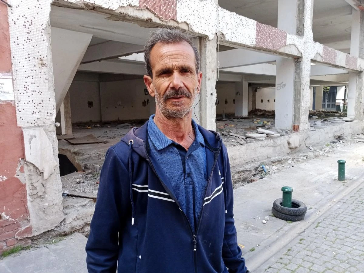 Metruk binadan saçılan kötü koku vatandaşları rahatsız ediyor