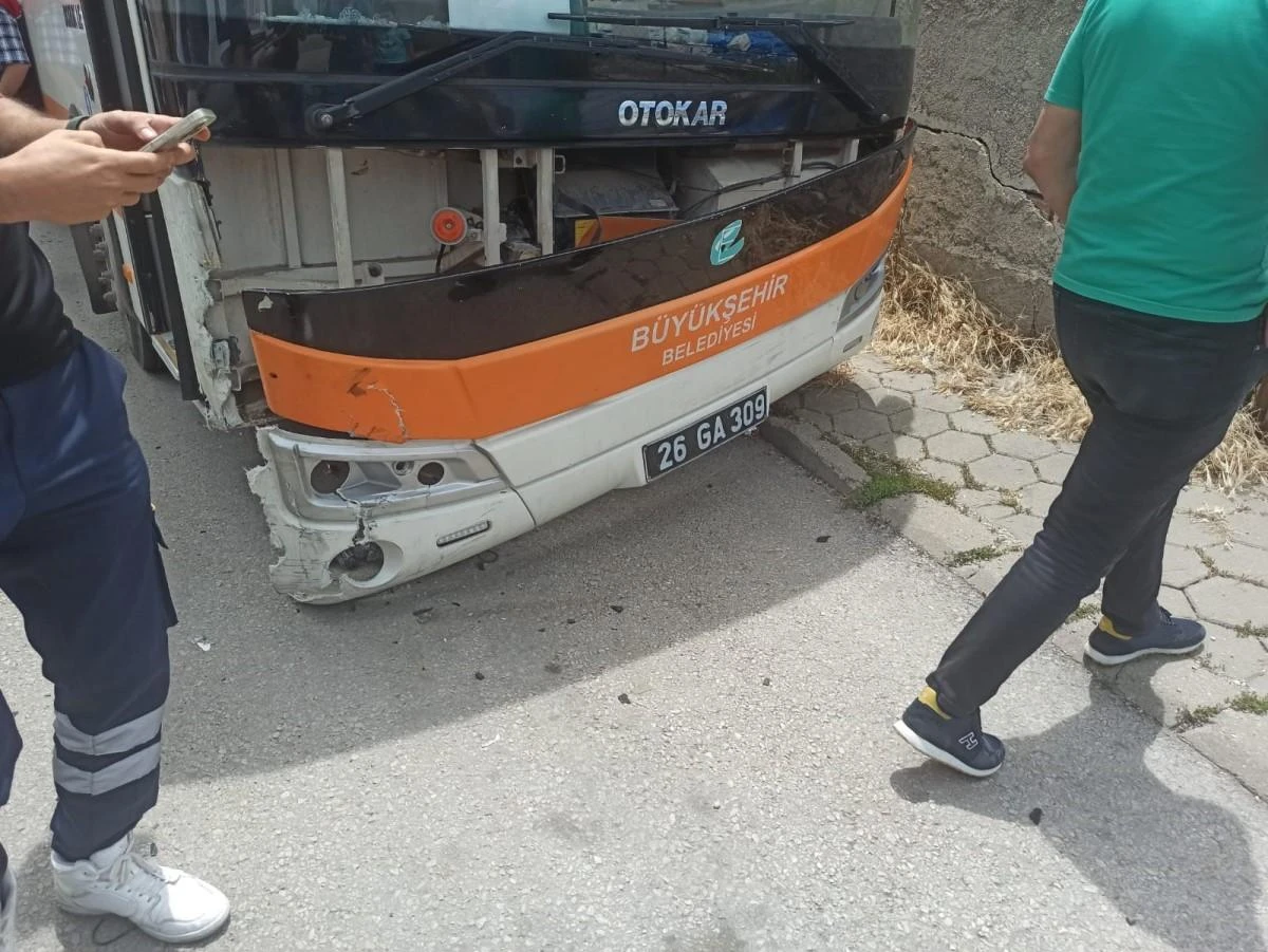 Belediye otobüsü hafif ticari araca çarptı 1 yaralı