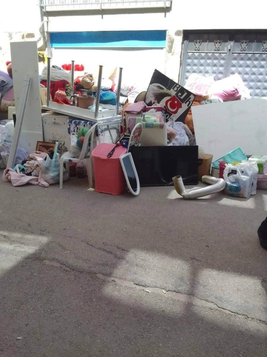 Kiracı olduğu evden eşyalarıyla birlikte sokağa atıldı