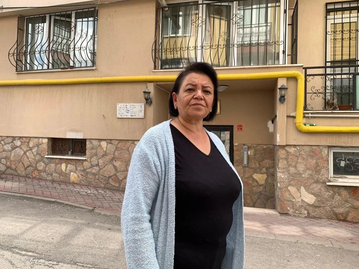 Kiracı olduğu evden eşyalarıyla birlikte sokağa atıldı