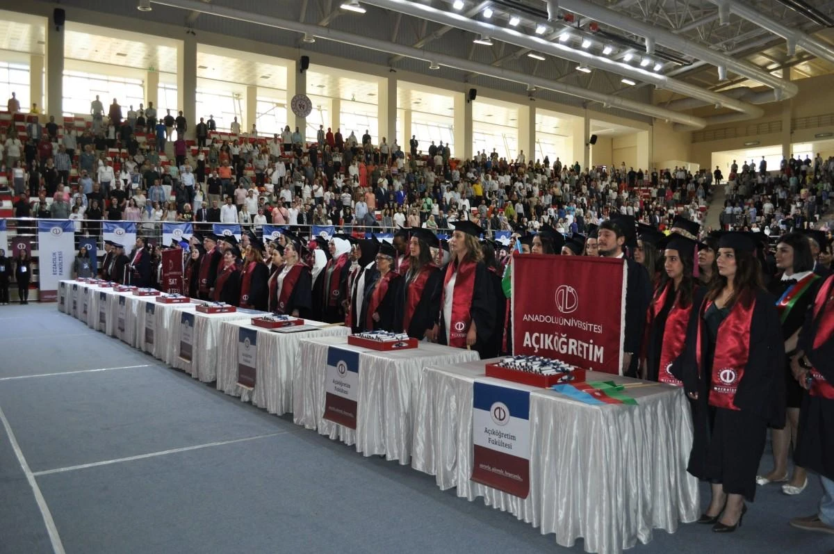 Birçok yakınını depremde kaybeden Hataylı öğrenci, buruk bir mezuniyet sevinci yaşadı