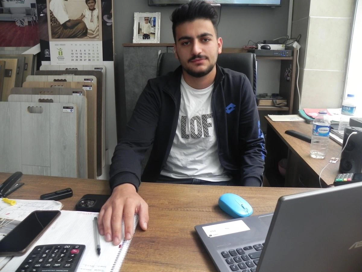 Eskişehir'de boya ve tamirat işletmesinde çalışan Muhammed Ali, yükselen yeni ev fiyatları sebebiyle vatandaşların yeni ev almak yerine hâlihazırda oturduğu daireyi yeniletmeye başladığını belirtti. Eskişehir’de sıfır ev almak isteyen vatandaşlar yaşadığı mevcut daireyi yenileme dönemine girdi. Dairelerinde banyo ve mutfak yenilenmesi, duşa kabin taktırma, parke ve boya işleri yaptırmanın maliyeti 1+1 ev için 100 bin lirayı bulurken, oda sayının artmasıyla yapılan işin maliyeti de artıyor. Eskişehir’de ev içi boya ve tamirat işi yapan işletmede çalışan 20 yaşındaki Muhammed Ali, vatandaşların bütçelerine göre ikinci kalite seramik ve mermerlere yöneldiğini dile getirdi. Kent merkezinde veya dışında oturan vatandaşların yeni ev almaya yönelik harcayacağı paradan daha az miktarda ev içi tadilat yaptırdığını ifade eden Ali, tamirat işlerini yaparken dairenin orijinal halinin bozulmaması gerektiğine de dikkat çekti. "Müşterilerimizin tercihleri değişmiş durumda" Ev içi tadilatına geçen seneye göre rağbetin düştüğünü söyleyen Muhammed Ali, “Geçen yıl bu zamanlarda iş yoğunluğu çok fazlaydı. Şimdi ise fiyatlardan dolayı işler biraz azaldı. Geçtiğimiz yıl vatandaşlar beğendiği tarzda ev tadilat işini yaptırıyordu. Bu sene ise bütçesine göre yaptırıyorlar. Fiyatları iyice araştırıyorlar. Vatandaşlar banyo, mutfak yenilenmesi ve boya değişim işleri için geliyorlar. Yeni sezon için çıkan modellerimiz mevcut. Vatandaşlar seramik desenli mermerleri, kaymaz mat seramikleri seçiyorlar. İkinci kalite ve defolu ürünlere de biraz fazla rağbet var. Fiyatlar uygun olduğundan dolayı müşterilerimizin tercihleri değişmiş durumda. Cumhurbaşkanlığı 2. tur seçimi de sona erdi. Bu nedenle beklemede olan kararsız vatandaşların da işlerimize ilgi göstermesini ve işlerimizin artmasını bekliyoruz" dedi. “Evin oda sayısına göre maliyet azalabiliyor veya artabiliyor” Bir evde banyonun tamamen yenilenmesinin 50 bin lirayı geçtiğini vurgulayan Ali, mutfak yenilenmesinde tezgâh mermeri ve dolap içinde ise fiyatları 35-40 bin lira arasında değiştiğini belirtti. İnsanların ev içi tadilata yönelmesinin nedenlerinden birinin de yeni ev alamaması olduğunu söyleyen Ali, “Sıfır ev fiyatları 1,5-2 milyon lira civarında. Eskişehir’de merkezi semtte oturan biri evini satıp üstüne para eklemek yerine evin içini yeniletmeyi düşünüyor. Ev içinde tadilat işleri sıfır ev almaya kıyasla arttı. Kendi yaşadığı mevcut evi satıp aynı mahallede daha yeni bir ev almayı düşünenler daha makul bir para harcayarak ev içi tadilata yöneliyor. Orta kalitede bir evi tamamen yenilemenin maliyeti 250 ila 400 bin lira civarında. Evin oda sayısına göre maliyet azalabiliyor, artabiliyor. Mesela 1+1 dairenin iç yenilenmesi yaklaşık 100 bin lirayı buluyor. Ev içi yenilemede boya, badana, parke, seramik, elektrik ve su tesisatı, mutfak ve banyo dolabı, duşa kabin tadilatı yapılıyor” diye konuştu. Tadilat yapılırken imara aykırı işlemlerin yapılmamasının altını da çizen Ali, şöyle konuştu: “Çünkü evin içinin biraz daha ferahlığa kavuşması için duvar kırmamaya ve kolonlara zarar vermemeye çalışıyoruz. Binanın havalandırma boşluklarını koruyoruz. Havalandırma kapatılırsa tüm binanın içine rahatsız edici kokular girebilir. Bunlara özen gösterilmesi gerekiyor. Hem ev sahibine hem bina sakinlerine sıkıntı vermeden çalışmalarımızı yapıyoruz.”