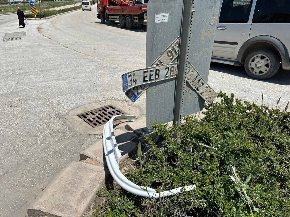Eskişehir’de göle dönen yollarda onlarca araç plakası kaldı