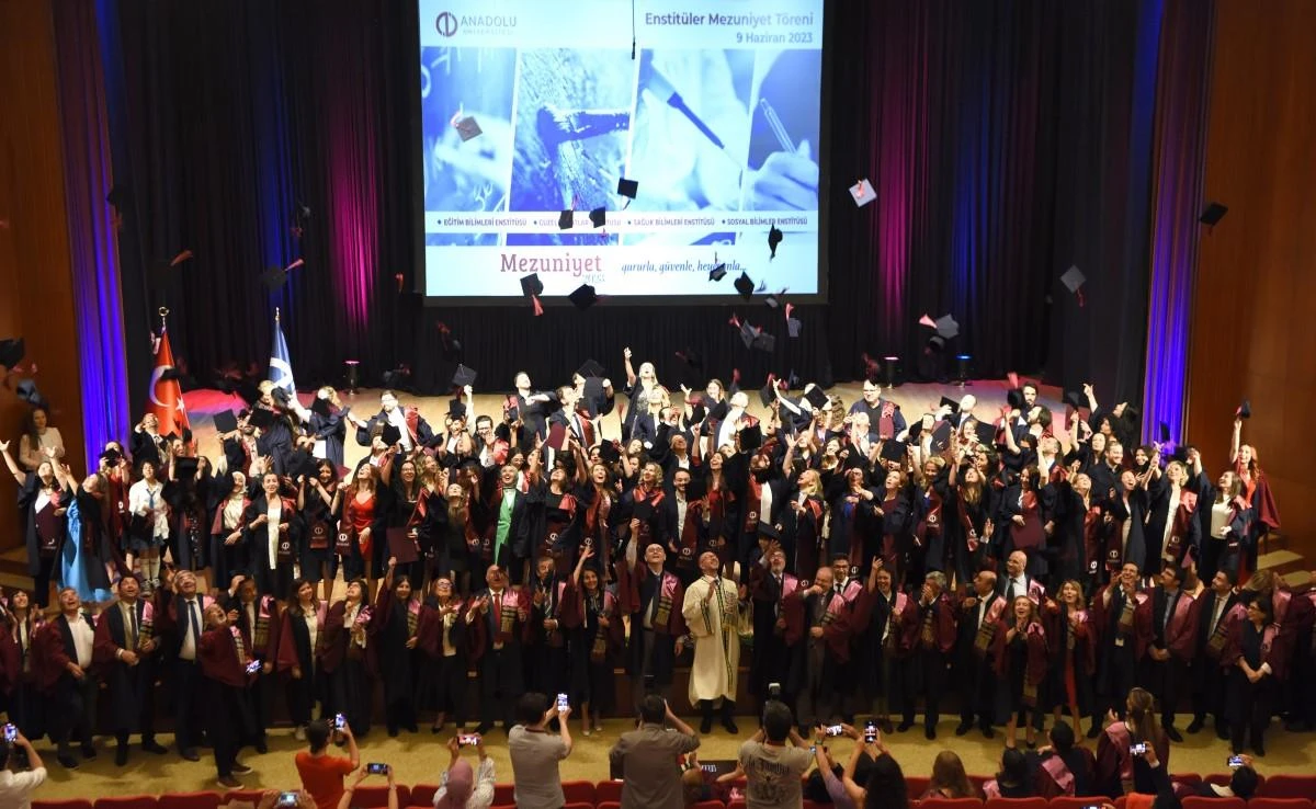 Anadolu Üniversitesi lisansüstü mezunlarını uğurladı