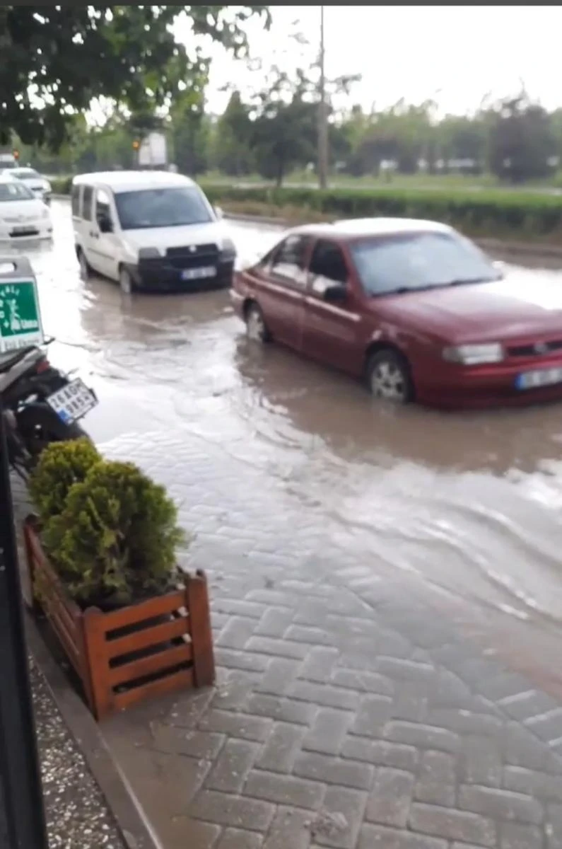 Eskişehir’de sağanak yağış etkili oldu, sokaklar sular içinde kaldı
