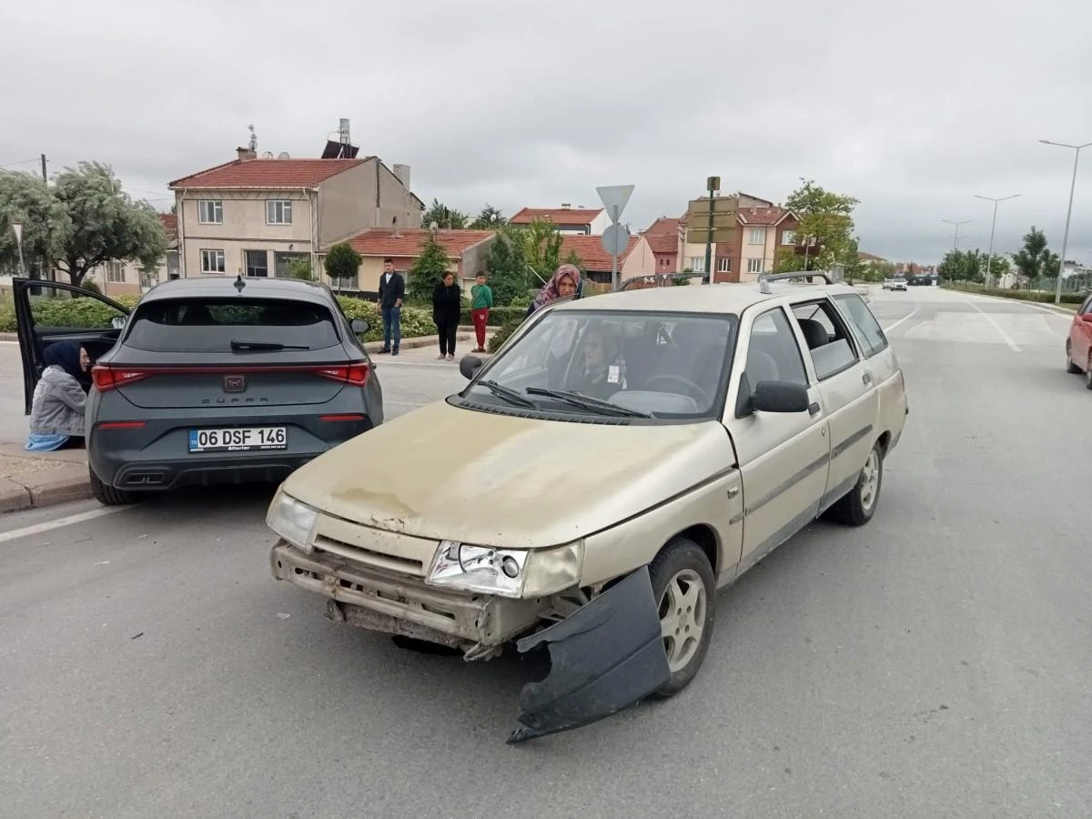 Eskişehir'de iki otomobil çarpıştı