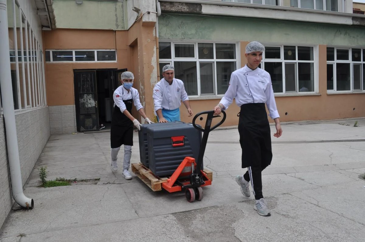 Öğrencilerin yaptığı yemekler diğer okullardaki kardeşlerine gidiyor