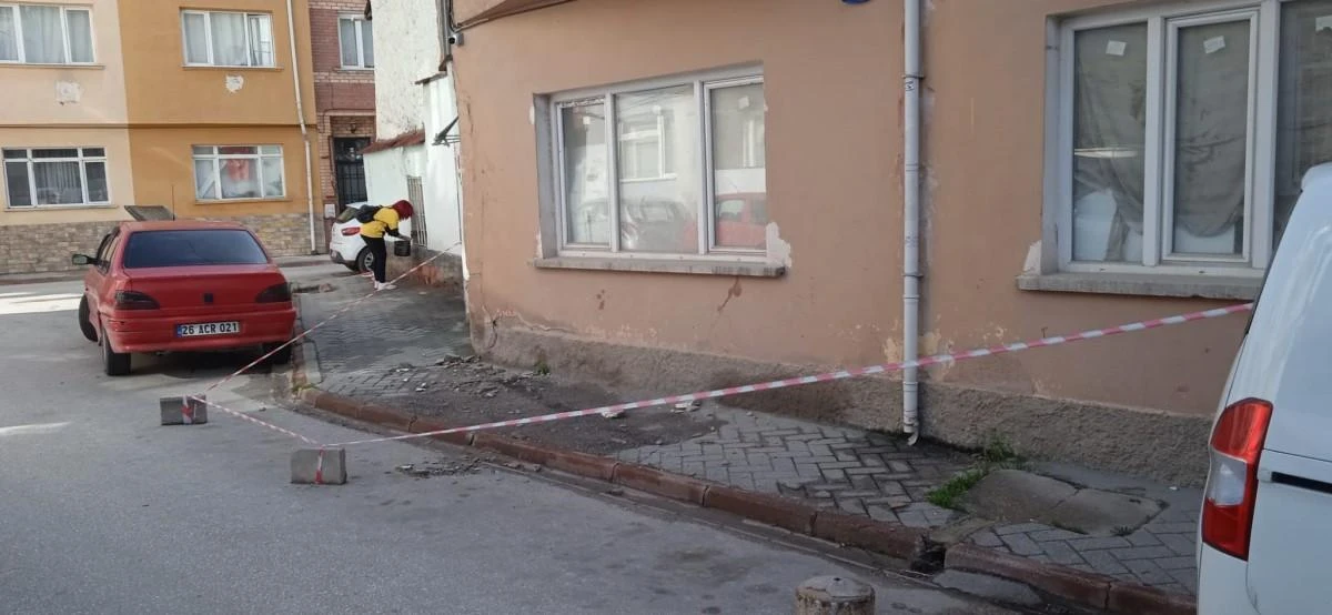 Sıvaları dökülen eski bina iyileştirme bekliyor 