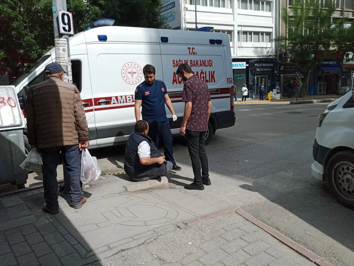 Kaldırımdan düşerek hafif yaralanan adam ilk yardım yapılmasını kabul etmedi